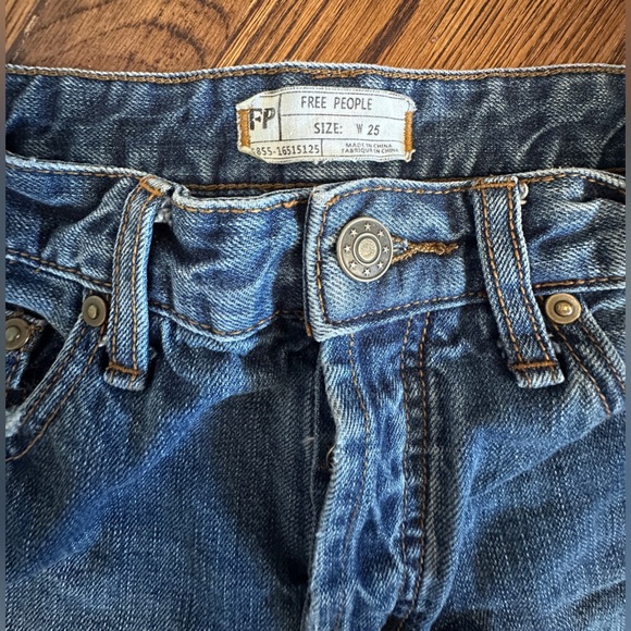 Free People Blue Denim Women Shorts 100% cotton mini with frayed edges size 25 - Picture 3 of 5